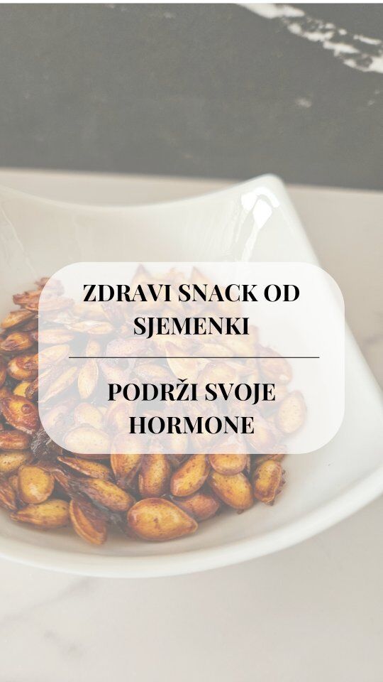 Recept za prefine sjemenke 😋😋😋
1 žličica maslinovog ulja (uvijek koristim ekstra djevičansko u kuhinji)
1 žlica meda (koji želite. Ja sam koristila cvjetni)
2 žličice cejlonskog cimeta
Sol po ukusu

Umiješati sjemenke koje su prethodno očišćene od viška bundevinog mesa i malo osušene na papirnatoj maramici. Rasporediti ravnomjerno po papiru za pečenje i staviti na 12 minuta u pećnicu zagrijanu na 190°C. Nemojte ih peći dulje da ne zagore!

Pri kuhanju koristile ste: 
😍 zdrave masti iz sjemenki i ekstra djevičanskog maslinovog ulja
🥰 domaće sladilo (med) umjesto rafibiranog bijelog šećera
🤩 cejlonski cimet za bolju glikemiju (razinu glukoze u krvi) jer poboljšava inzulinsku rezistenciju (IR). IR je obično prisutna u pozadini PCOS-a.

Javite mi ako isprobate recept! Ovaj recept možete modificirati po svojim željama, ali meni je ovakav baš odličan 😋

#recept #nutricionizam #hormoni #ženskihormoni #pcos #inzulinskarezistencija
